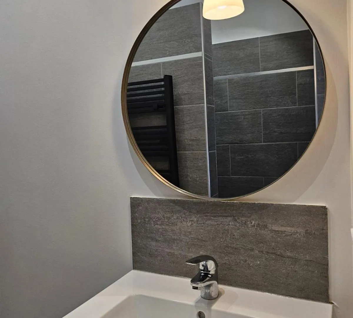 Agreable Logement Avec Terrasse Saint-Victoret Holiday home